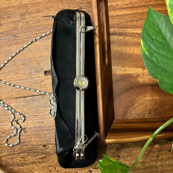 7 Evening Hand Bags: beaded, satin, clutch, cross-body - Picture 6 of 9